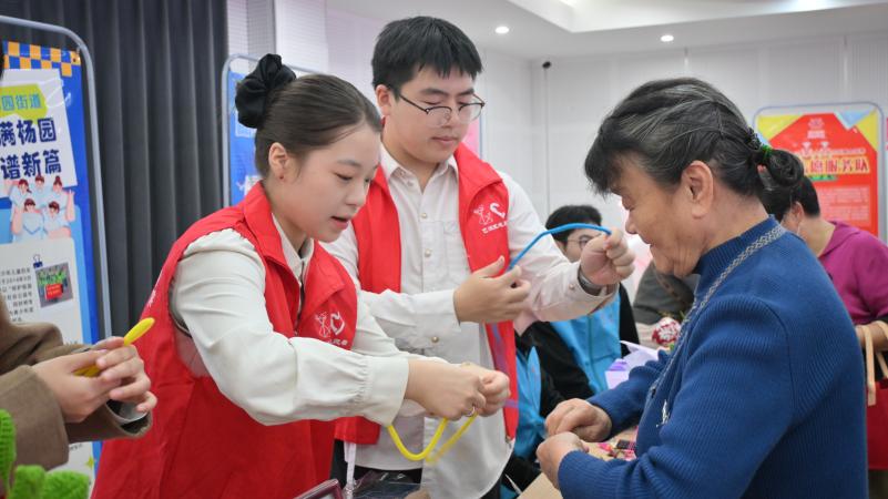 湖北大学“艺术梦工厂”走进社区 以美育人，校地共建开启志愿服务新篇章